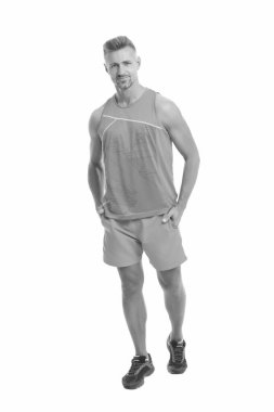 Olgun ama hala genç. Erkek spor kıyafeti. Moda konsepti. Erkek manken mağazası. Spor tarzı. Erkek giyim ve şık kıyafetler. Adam özgüvenle beyaz arka plan pozu veriyor. Spor sağlıklı bir vücut sağlar.