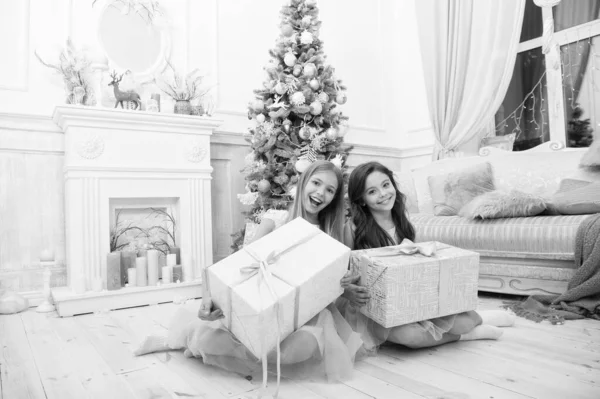 Милая маленькая девочка с рождественским подарком. счастливые маленькие девочки сестры празднуют зимний праздник. Рождественское время. С Новым годом. Подарки на Рождество. Семейный праздник. Счастливого Рождества. — стоковое фото
