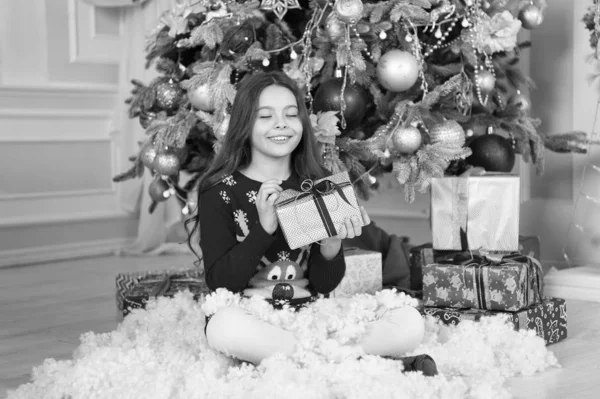 Niña le gusta regalo de Navidad. Navidad. El chico disfruta de las vacaciones. Feliz año nuevo. Pequeña chica feliz en Navidad. La mañana antes de Navidad. Vacaciones de año nuevo. Recuerdos brillantes. muchos regalos — Foto de Stock