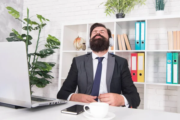 Dale un respiro a tu abogado. El hombre de negocios se relaja durante el descanso. El hombre barbudo escucha música en las vacaciones de trabajo. Empleador en traje formal disfrutar de descanso. Descanso y tiempo muerto. Música y relajación — Foto de Stock