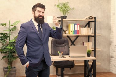 Kahve her zaman iyi bir fikirdir. Güne kahveyle başlayın. Başarılı insanlar kahve içer. Kahve rahatlatıcı mola. Patron enerji içeceği zevk. Kafein bağımlısı. Adam sakallı işadamı kupa standı ofis tutun