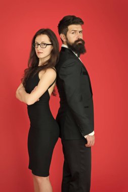 ilişkilerde muhalefet. aşık seksi çift. smokin ve siyah elbiseli formanl çift. zarif moda ve güzellik. romantik tarih. iş ortaklığı. erkek ve kadın ters yönde durmak