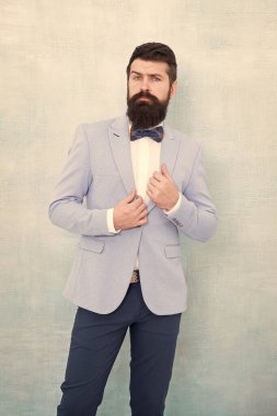 Damat sakallı hippi açık mavi smokin ve papyon giyer. Düğün günü. Şık damat. Çarpıcı, çıtır takım elbisesiyle ifade verdi. Stilist moda uzmanı. Takım elbise tarzı. Damat için moda trendleri
