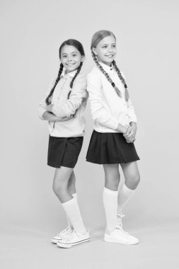 Okulun ilk günü. Kardeşlik ve dostluk. Neşeli ruh hali konsepti. Okul arkadaşlığı. Destek ve dostluk. Sorunlu ilişkiler. Dostça bir ilişki. Arkadaşlık hedefleri. Sevimli liseli kızlar sınıf arkadaşları