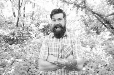 Im mutlu benim tatil. Neşeli beyaz adam doğal manzara tatile gidiyor. Sakallı adam yaz tatilinin tadını çıkarıyor. Hipster tatil sırasında gülümseyen