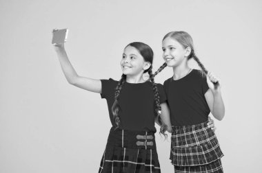 İnternet yıldızı olmak için doğmuş. Kızlar akıllı telefondan selfie çeker. Mükemmel bir fotoğraf çek. Kızlar sadece eğlenmek ister. Öğrenci kızlar fotoğraf çekmek için cep telefonu kullanırlar. Sosyal ağlar için selfie fotoğrafı
