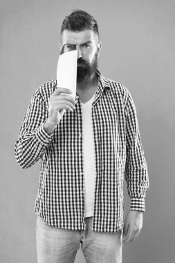 Mükemmelliği gör. Sakal kılı bakımı. Erkek güzeli. Kendi kendini hijyen. Günaydın. Duş jelini seç. Vahşi hippi şampuan şişesi. Sağlıklı saçlı sakallı adam. Spa banyosu için kozmetik.