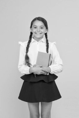 Ödev için deneme. Çocuk kız öğrenci okumayı seviyor. Edebiyat çalışma. Özel ders. Sevimli çocuk kız öğrenci kopya defteri tutun. Örgün eğitim. Derslerden sonra okul kulübü. Yabancı dil eğitimi