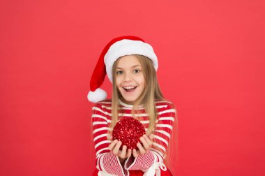 Parlak ve parıltılı. Güzel detay. Pozitif olma kavramı. Neşeli bir ruh hali. Noel partisi. Kış tatili Neşeli bir ruh hali. Noel kutlaması fikirleri. Çocuk Noel Baba kostümlü şapka. Mutlu gülen yüz