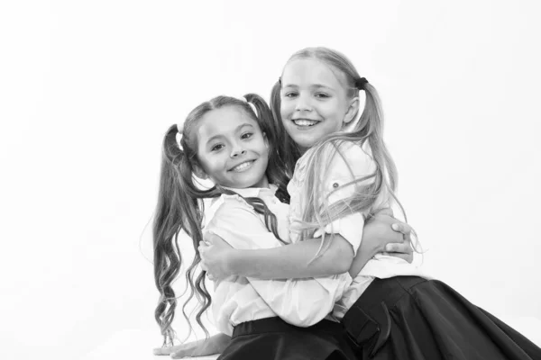 Niños sinceros. Niños colegialas felices juntos. Verdadera amistad. Las niñas sonriendo caras felices se abrazan fondo blanco. Niñas niños mejores amigos abrazo. Feliz infancia. Abrazo y amor concepto —  Fotos de Stock