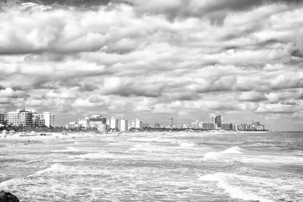 Маямі-Саут-Біч. Горизонт з хмарочосами в похмурий день. Флорида подорожі. Що робити в Майамі-Біч. Хвилі моря бірюзового океану. Дослідіть Майамі. Апартаменти для відпочинку. Відгуків найкращі місця див Майамі — стокове фото