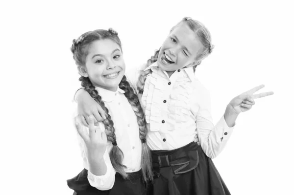 V es para la victoria. Pequeñas colegialas haciendo gestos de victoria aisladas en blanco. Lindos pequeños ganadores disfrutando de la victoria juntos. Niños felices celebrando la victoria o el éxito —  Fotos de Stock