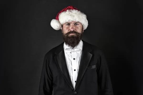 Negocio de ser Santa. El hombre de negocios celebra la Navidad y el año nuevo. Papá Noel serio usa traje de negocios. Negocios independientes. Pequeña empresa, filtro vintage —  Fotos de Stock