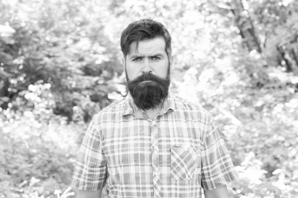 Tendances de style brutales. Homme barbu avec un regard brutal sur le paysage naturel. Homme caucasien avec longue barbe brutale et moustache sur la nature estivale. Brutal hipster portant style décontracté extérieur — Photo