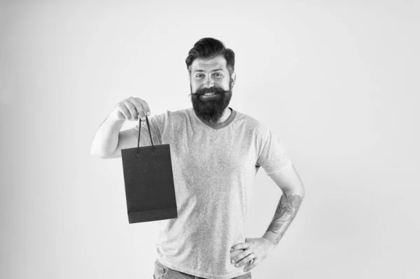 Impulsez l'achat. Concept d'achat. Les motivations masculines pour faire du shopping semblent être plus utilitaires. Les aspects peuvent influencer le comportement de prise de décision du client. Hipster tenir le sac à provisions. Homme avec achat — Photo