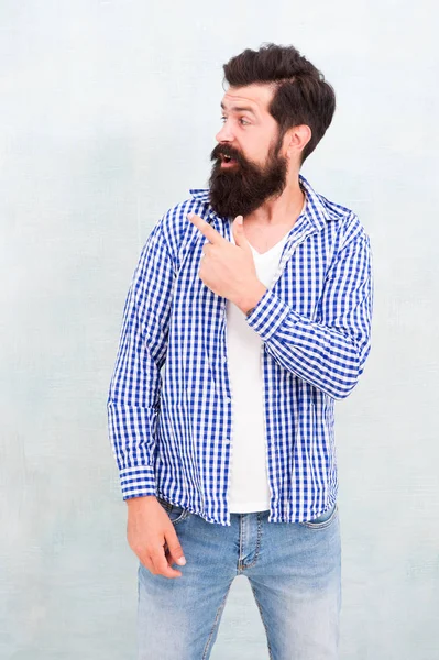 Regarde là-bas. Mode décontractée masculine. le coiffeur s'occupe des vrais hommes. brutal hipster avec moustache. Hipster mature avec barbe. confiant dans son style. L'homme barbu se sent heureux. Look denim — Photo