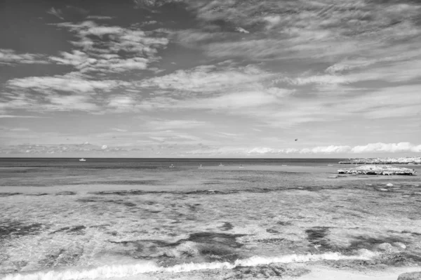 Água azul Grande Stirrup Cay Bahamas. Desfrute de descanso Bahamas. Ondas oceânicas turquesa na costa das Bahamas. Resort cruzeiro recreação melhores férias de sempre. Paraíso na Terra. Vista skyline da praia de Bahamas — Fotografia de Stock