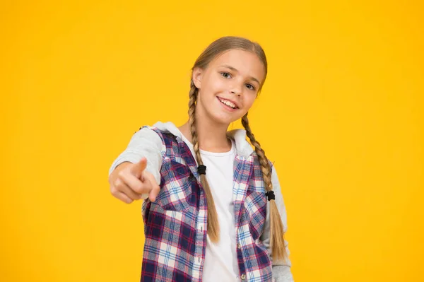 Αυτοπεποίθηση Χαριτωμένο πλεκτό κορίτσι. Μακριά μαλλιά. Μικρό καρό πουκάμισο κοριτσιού. Ευτυχισμένη παγκόσμια ημέρα των παιδιών. Απλό στυλ. Κοριτσάκι κίτρινο φόντο. Καλή διάθεση. Θετικές δονήσεις — Φωτογραφία Αρχείου