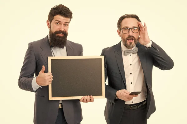 Bienvenue à bord. hommes barbus tenir tableau noir de publicité. partenaires célèbrent start-up entreprise isolée sur blanc. hommes d'affaires formels utilisent le téléphone, copier l'espace. annonce. invitation de partie de conseil — Photo