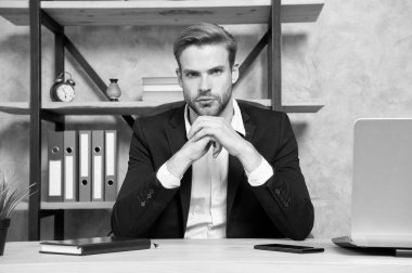 Bölüm başkanı. Yönetici sorunları çözüyor. Sorumlu iş adamı iş çözümleri. İş stratejisi geliştiriyorum. Yakışıklı patron ofiste dizüstü bilgisayarıyla oturuyor. Genel müdür pozisyonu.