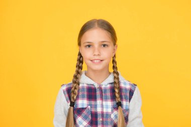 Güzel örgülü kız. Uzun saçlı çocuk. Küçük kız kareli gömlek. Uluslararası Çocuk Günü 'n kutlu olsun. Küçük kız sarı arka plan. Keyif konsepti. Pozitif titreşimler. Samimi duygular. Eğleniyorum.