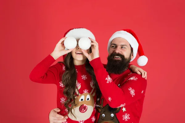 Kedves család. Játssz hógolyókkal. Téli ünnepek. Boldog karácsonyt mindenkinek! Üdvözlet. Őszinte érzelmek. Karácsonyi hagyomány. Apa megöleli a kislányát. Kisgyerek apával ünnepli a karácsonyt — Stock Fotó