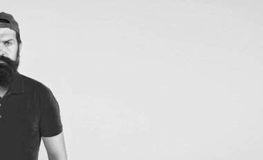 Sadece yarım. Süpermarket personeli kopya alanı istedi. Bıyıklı adam sakallı hipster üniforma sarı arka plan giymek. Mağaza personeli konsepti. Satıcı lık kariyeri. Dükkan işçisi işe almak. Konukseverlik personeli