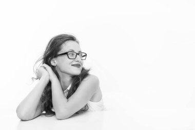 İş koçu. Zeki öğretmen beyazla izole edilmiş. Masadaki öğrenci. Ofisteki iş kadını. İş başarısı. Kırmızı dudaklı seksi bayan. Uzun kıvırcık saçlı, gülümseyen kadın. Boşluğu kopyala