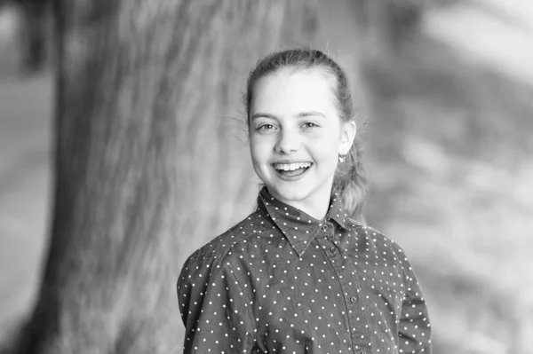 Garantir uma infância feliz para cada criança. Criança pequena adorável com cabelo loiro longo e sorriso feliz. Menina feliz com grande sorriso no dia de verão. Feliz dia internacional das crianças — Fotografia de Stock