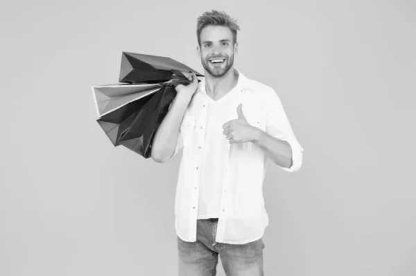 El mejor precio. Cyber lunes. Venta total. Hombre positivo disfrutando de las compras. Un hombre feliz con bolsas de compras. Emocionado chico sonriente haciendo compras. Comprando felicidad. Buena compra. Regalos para vacaciones — Foto de Stock