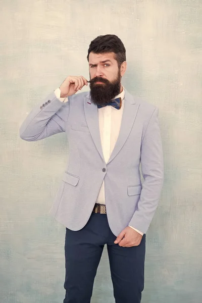 Stylist mode-expert. Suit stijl. Modetrends voor bruidegom. Bruidegom baard hipster man dragen licht blauwe smoking en Bow tie. Trouwdag. Stijlvolle bruidegom. Statement met zijn prachtige scherpe pak jas — Stockfoto