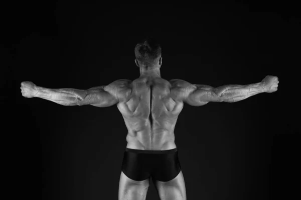 显示肌肉。以出色的形状而自豪。健美运动员的概念。健康强壮。马乔肌肉躯干。阳刚之气和运动。提高自己。男子肌肉运动员。有吸引力的家伙肌肉身体 — 图库照片