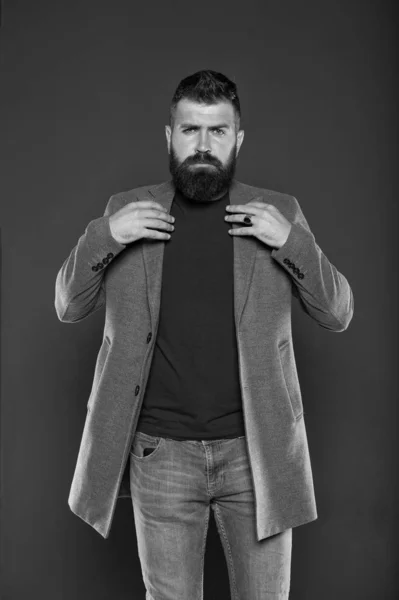 Mužský pohled. Brutální hipíček. Hipster nosí neformální šaty. Hipsterovi vousy a stylový účes. Módní styl hipstera. Oblek pro monochromatický styl. Nóbl, ale moderní. Módní oblečení — Stock fotografie