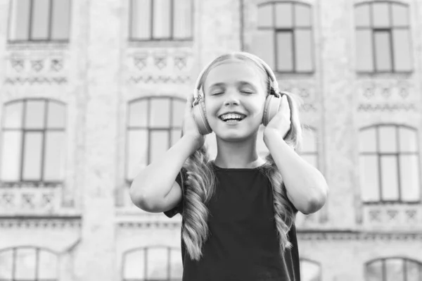 Futuro cantante famoso. Inspirado en la música. Chica escuchando música gadget moderno. Lindo chico con auriculares inalámbricos. Auriculares estéreo. Adorable niño usando tecnología moderna. Un niño moderno. Sonido perfecto — Foto de Stock