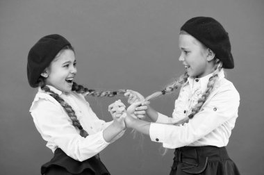 Moda trendi. Bu harika boya saç eğlenceli renkler. Uygun saç modeli. Düzenli bir görünüm için saç örgülü tutun. Uzun örgülü saçlı öğrenciler. Kuaför salonu. Saç stilleri okul tarzı. Kızlar uzun örgüler