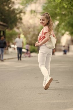 Bu şık ve rahat giyim onu çok iyi arıyorsunuz. Sevimli şık kız. Şık bir görünüme sahip küçük bir model. Şık moda giyim uzun sarı saçlı küçük sevimli çocuk