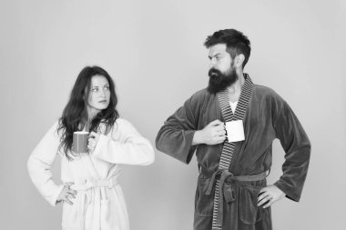 Aile hayatı ve rutin. Çiftin ilişki sorunları var. İlişkilerimizi ısıtmak için. Evde çay saati. Sabah çifti kahve içer. Kadın ve hippi erkek kahve fincanı. Zor bir sabah. Yine moralin bozuk.