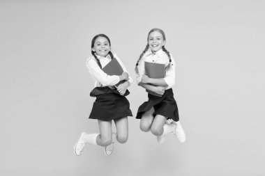 Komik eğitim. Okul üniformalı küçük kızlar. Çalışma kitabı olan neşeli sınıf arkadaşları. Çocuklar dil bilgisi öğreniyor. Okula dönüyorum. sözlük defteri. Bilgi al. Hikaye okumak. çocuk edebiyatı