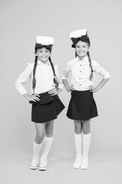 Çocuklar modern teknolojiyi kullanır. Sanal gerçeklik. Vr kulaklık. Gelecekteki eğitim. Dijital eğitim. Okul eğitimi. Heyecanlı çocuklar kablosuz Vr gözlük takıyor. Artırılmış gerçekliği keşfetmek