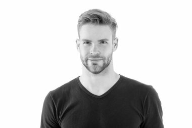 Traşsız yüzü ve bıyığı olan yakışıklı adam. Sakal ve saç bakım berber dükkanı. Cilt bakımı ve erkek güzellik konsepti. Sıradan ama yakışıklı. Şık saçlı ve sağlıklı genç ciltli yakışıklı sakallı adam