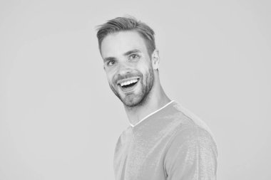 Hayatımın en güzel günü. Tıraşsız adam pozitifliğini ifade eder. Süslü tüyleri var. Sadece mutluluğu hisset. Yakışıklı adamın keyfi yerinde. Erkek yüz bakımı. Mükemmel görünüyor. Seksi sakallı adam sarı arka plan