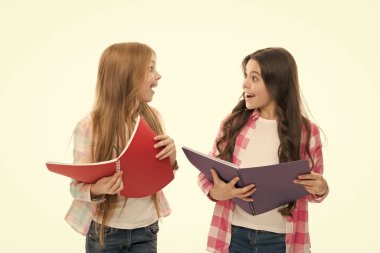 Okul eşyalarına geri dönelim. Okul egzersiz kitapları tutan sevimli küçük kızlar. Açık not kitapları ile sevimli küçük okul çocukları. Okul derslerinde kullanmak için mükemmel kitaplar