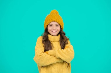 İklim kontrolü. Soğuk hava. Termal koruma kavramı. Termal yalıtım. Termal giysi dükkanı. Tatlı kız kışın tadını çıkarıyor. Küçük çocuk örgü şapka takıyor. Üşüme. Küçük çocuk şapka ve kazak giyiyor.