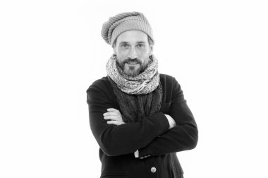 Sonbahar soğuktur. Olgun adam kollarını beyaz ın üzerinde izole edilmiş olarak tutar. Sakallı adam sonbahar moda soğuk hissediyorum. Sonbahar tarzında kendine güvenen yetişkin. Rahat sonbahar kıyafeti. Sonbahar için gardırobunu değiştirin