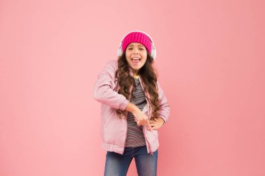 Dans ve şarkı. Gençler müzik dinler. İlgiye dayalı müzik önerildi. Mobil cihaz için bedava müzik uygulamaları. Enerjik çalma listesi. Şirin liseli kız pembe kulaklıklar müzik dinliyor.