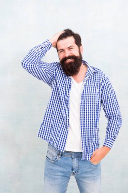 Sakal ve berber konsepti. Berber dükkanı modeli konsepti. Sakallı ve mutlu. Sakallı hippi sakallı adam. Berber ipuçları sakal bırakır. Güzel sakal ve bıyık bakımı. Hipster görünümü