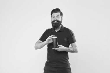 Sadece muhteşem saçlar. Saç tipi için şampuan. Saçı daha güçlü yap. Adam neşeli yakışıklı sakallı hipster şişe şampuan duş jeli tutun. Erkekler için şampuan kremi. Şampuanlı plastik kap