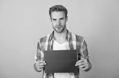 Poster gösteriyorum. Hippi sakallı adam. Berber salonu. Berber tarzı. Saç bakımı. Sakallı hippi. Yüz bakımı. Sarı arka planda hippi bir adam. Duyuru kopyalama alanı. Kağıt boş reklam.