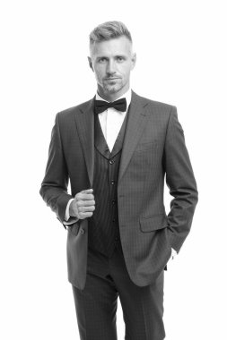 Terzi kıyafeti. Moda dükkanı. Kiralık kıyafet servisi. Etkinlik için şık moda kıyafeti. Centilmen modern tarz. Yakışıklı, maço bir adam smokin giyer. Berber dükkânı damadı. Moda kıyafetleri. Modern eğilim