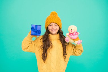 Sürpriz ve hoş bir hediye. Aralık indirimi. Oyuncak ayıcığın güzelmiş. Teşekkür ederim. Çocuk mutlu bir hediye kutusu. Kış geleneği. Doğum gününü kutlayalım. Çocuk doğum günü hediyesini seviyor. İyi bir hediye için minnettar hissediyorum.